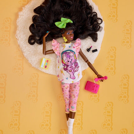 Piżamowa impreza dla lalek Barbie Rewind z lat 80