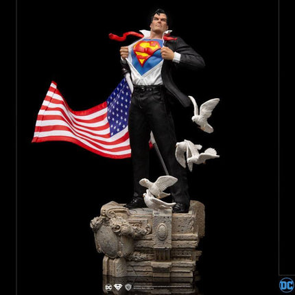Clark Kent DC Comics Deluxe Art Scale Statue 1/10  29 cm Iron Studios - DECEMBER 2021